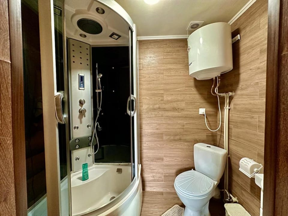 Shower, Toilet