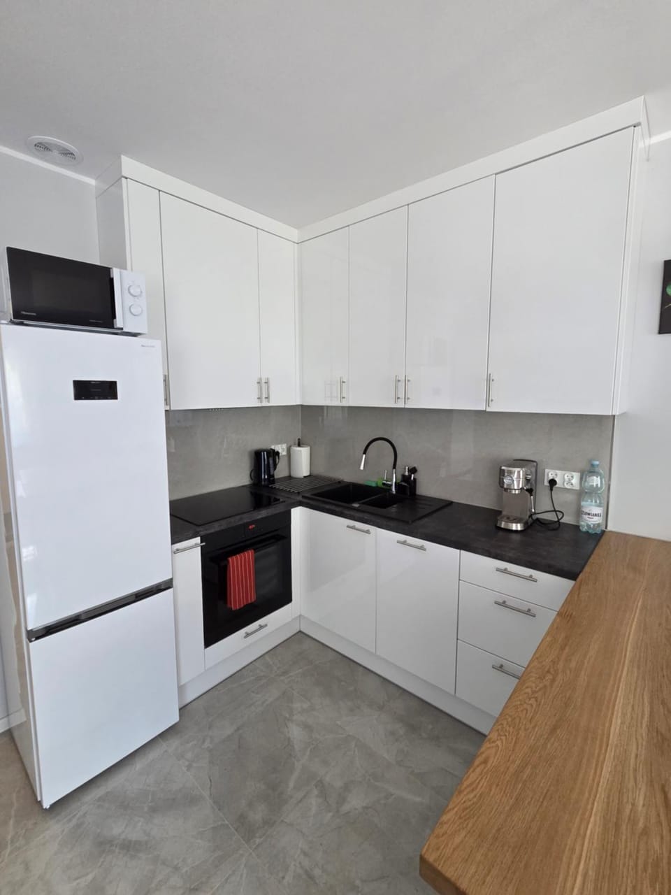 Coffee/tea facilities, Kitchen or kitchenette, dishwasher, oven, stove