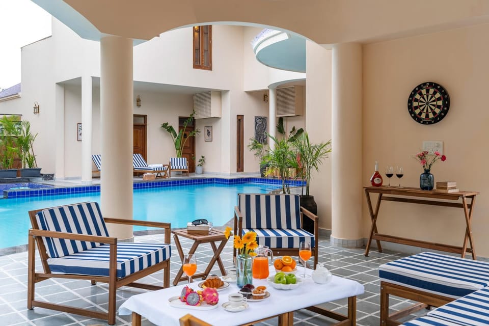 Food and drinks, Dining area, Swimming pool