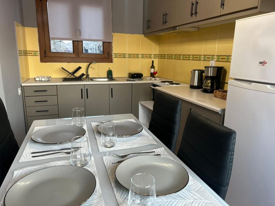 Dining area, kitchen