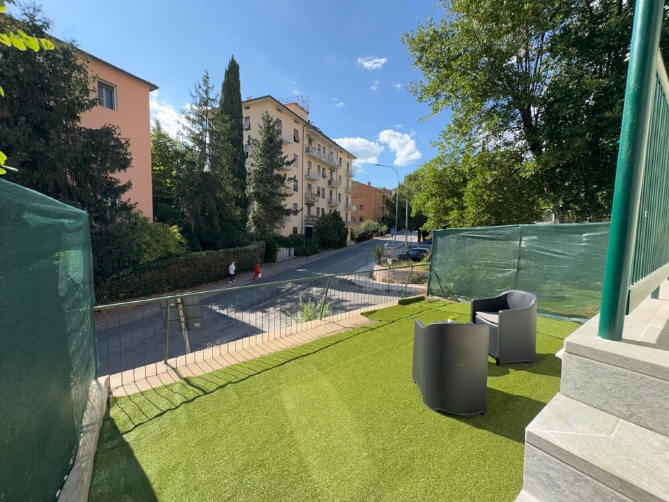 Property building, Spring, Neighbourhood, Natural landscape, Garden, Garden view, Street view, Location, Parking