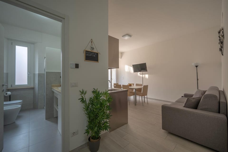 Shower, Bathroom, TV and multimedia, Living room, Seating area, Dining area