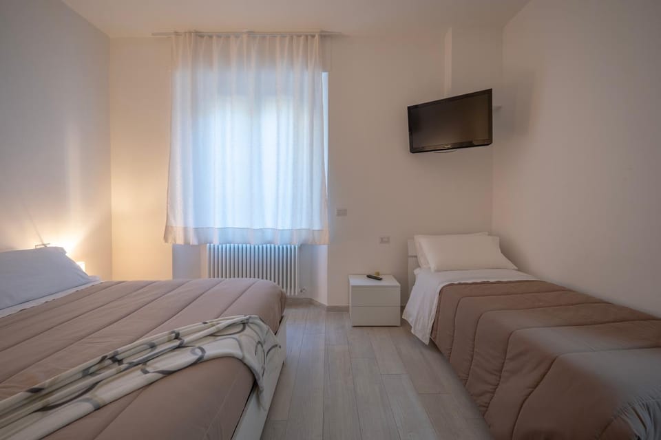 Bed, TV and multimedia, Photo of the whole room, Bedroom