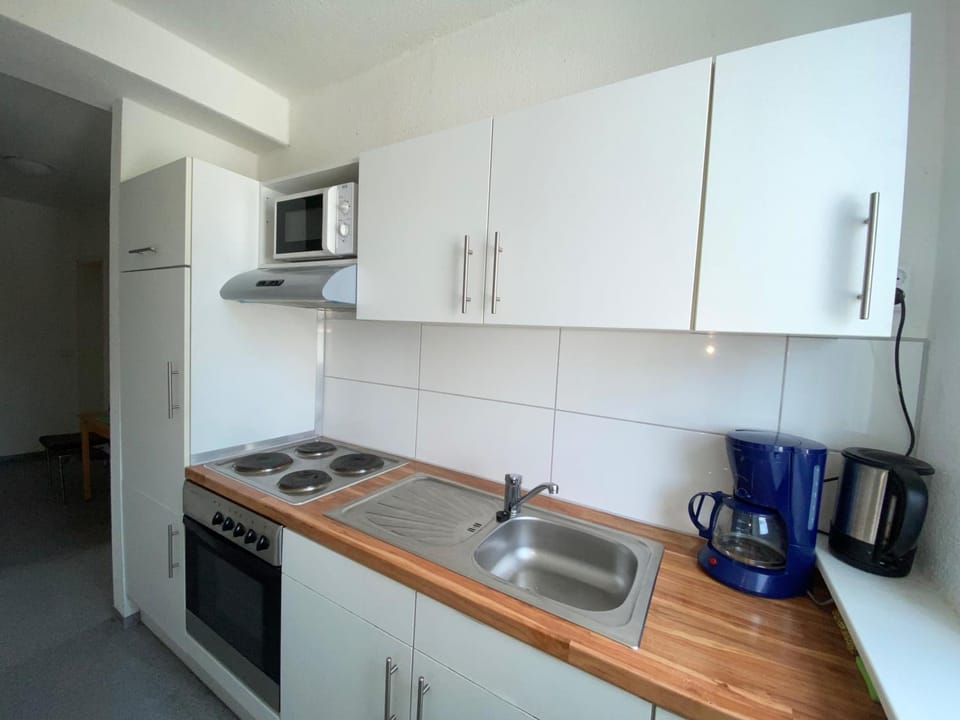 Coffee/tea facilities, Kitchen or kitchenette, stove, toaster