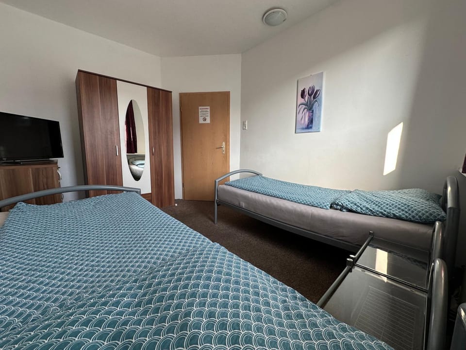 Bed, TV and multimedia, Photo of the whole room, Bedroom