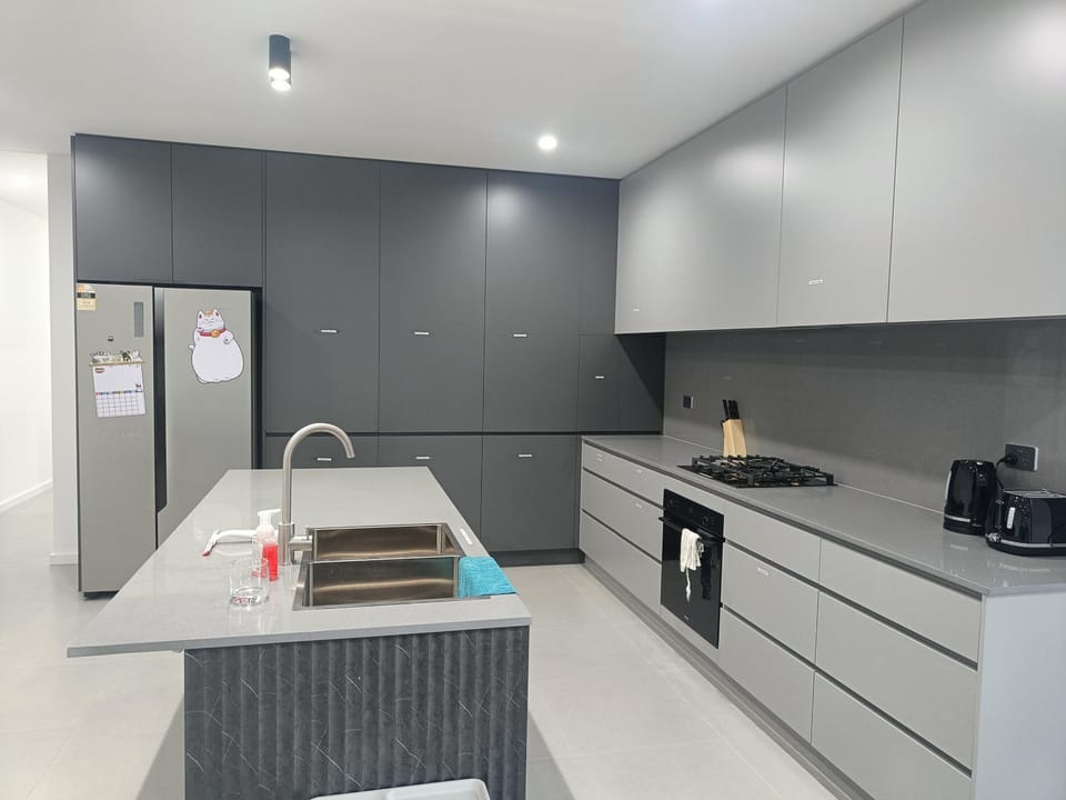 Comfortable and Modern Queen Room in Guildford Home - NR9 Vacation rental in Sydney