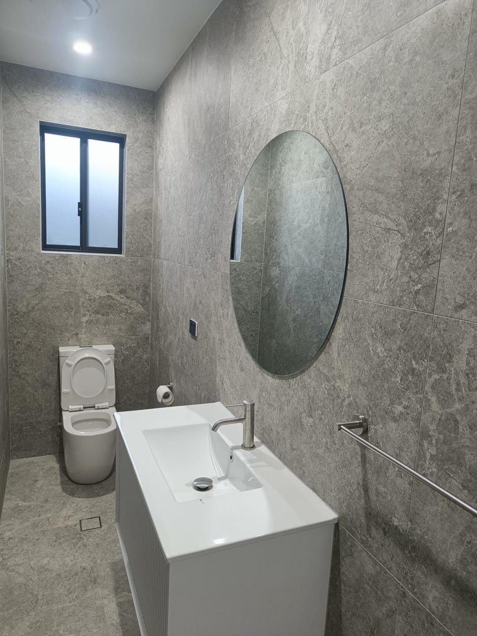 Comfortable and Modern Queen Room in Guildford Home - NR9 Vacation rental in Sydney