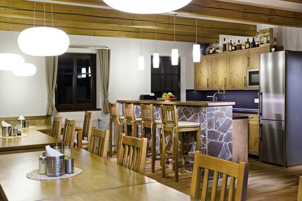 Restaurant/places to eat, Seating area, Dining area, minibar