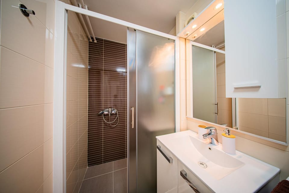 Shower, Bathroom, On site, hair dryier, heating, towels