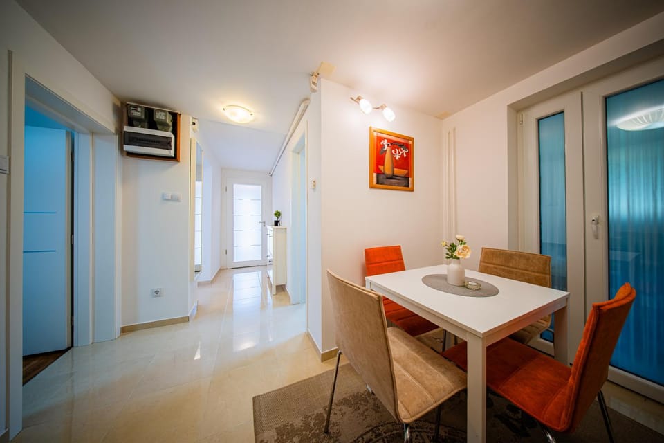 Property building, Living room, Photo of the whole room, Seating area, Dining area, Location, internet