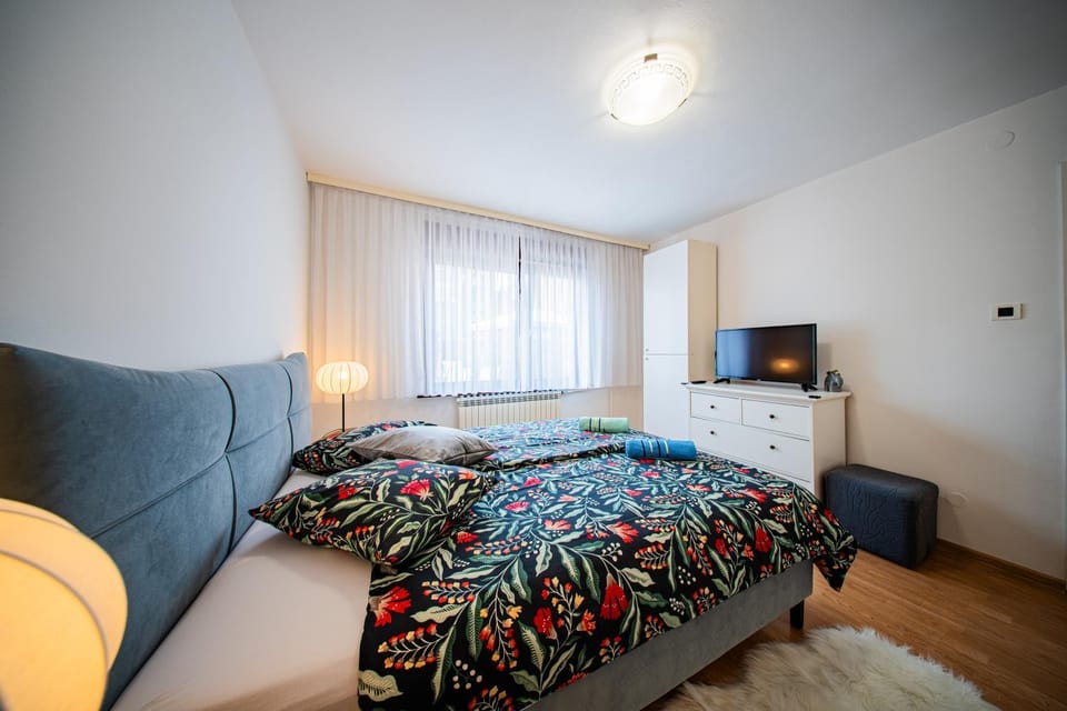 Bed, TV and multimedia, Photo of the whole room, Seating area, Bedroom, hair dryier, heating
