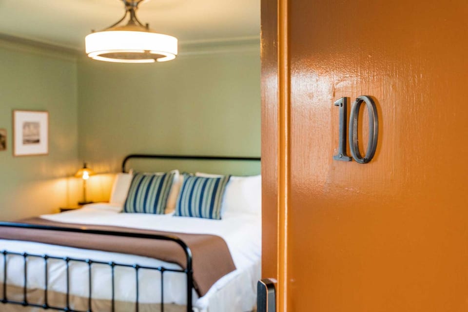 Hiwassee Room on Lookout Mountain Inn in Alabama