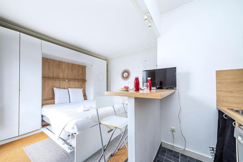 Bed, Dining area