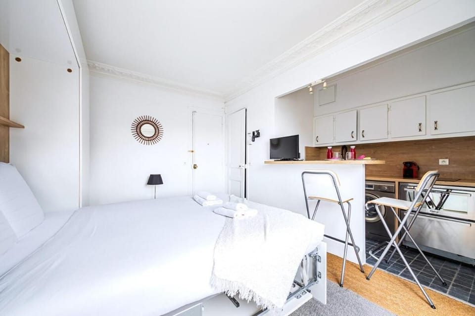 Bed, Dining area