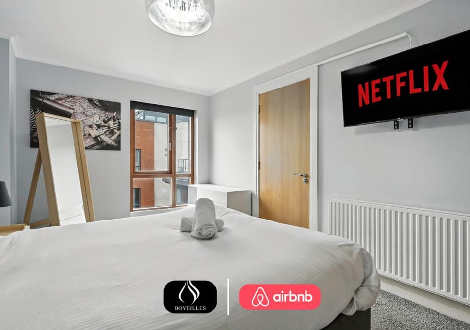 Bed, TV and multimedia, Bedroom