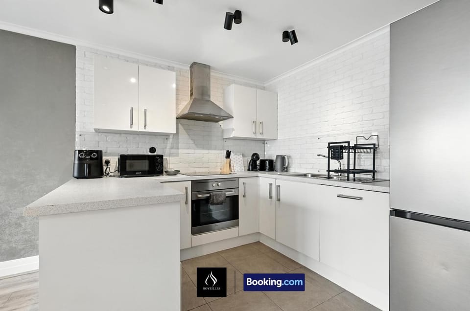 Coffee/tea facilities, Kitchen or kitchenette, dishwasher, oven, stove, toaster