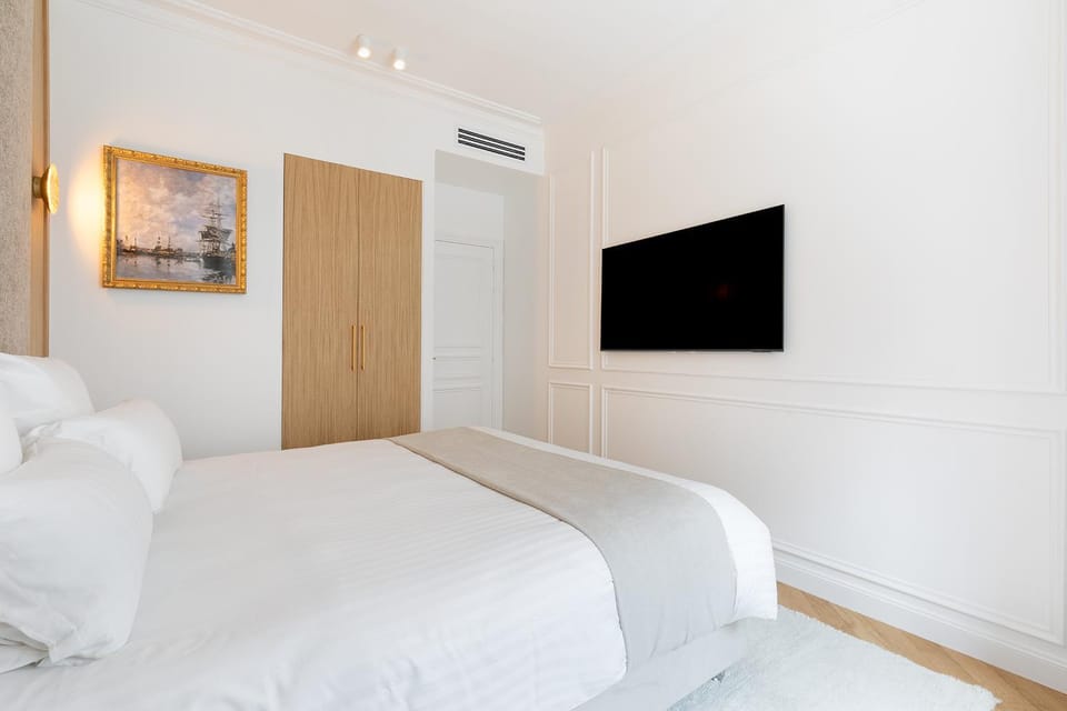 Bed, TV and multimedia, Photo of the whole room, Bedroom, wardrobe, air conditioner