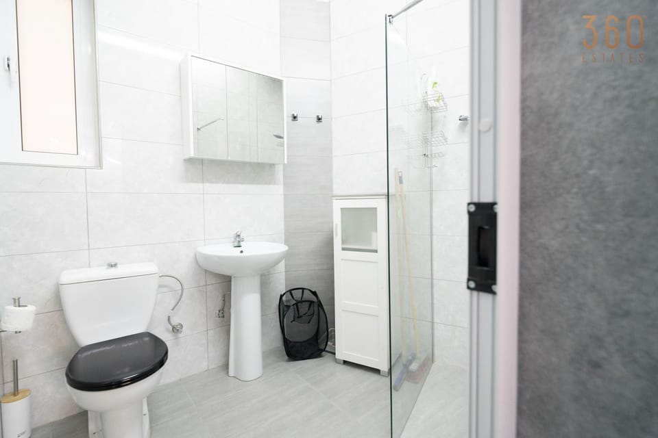Shower, Toilet, Bathroom, bidet, towels