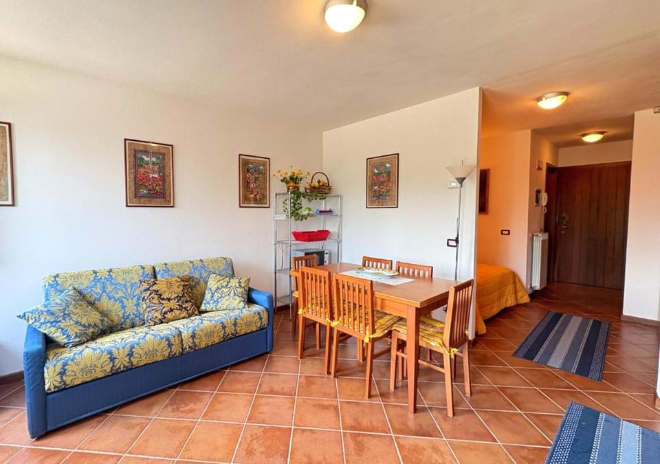 Winter, Summer, Living room, Seating area, Dining area, internet