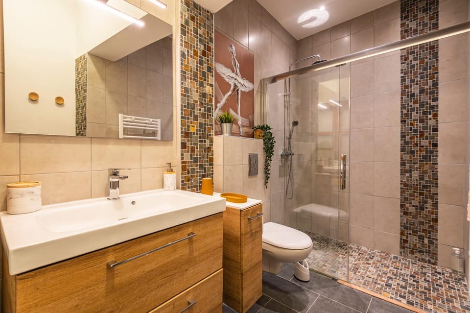 Shower, Toilet, Bathroom, towels