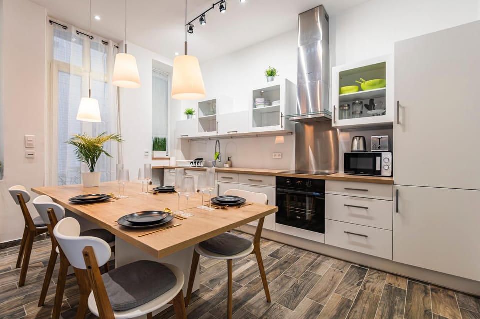 Kitchen or kitchenette, Dining area, oven, toaster