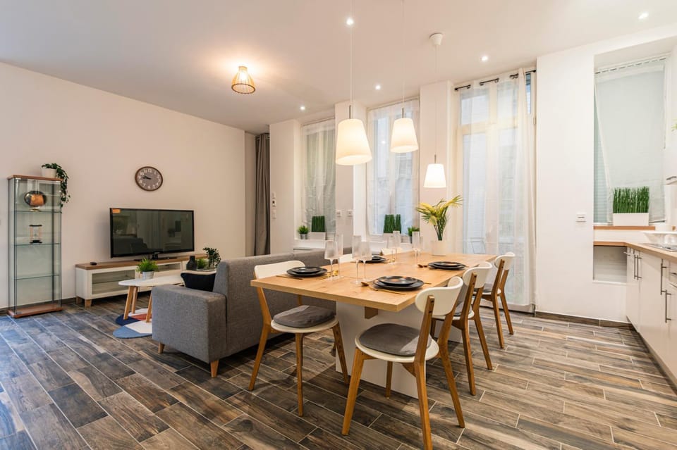 Living room, Seating area, Dining area