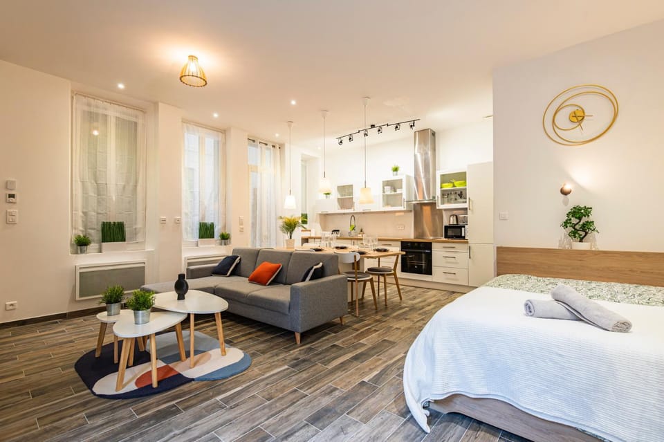 Bed, Kitchen or kitchenette, Living room, Seating area