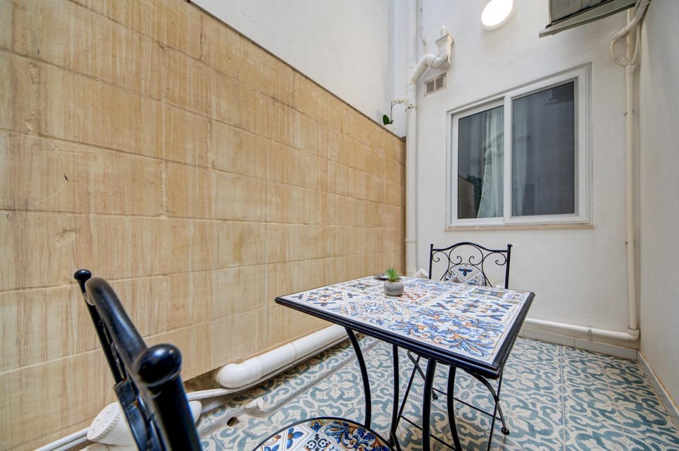 Living room, Seating area, Dining area, air conditioner