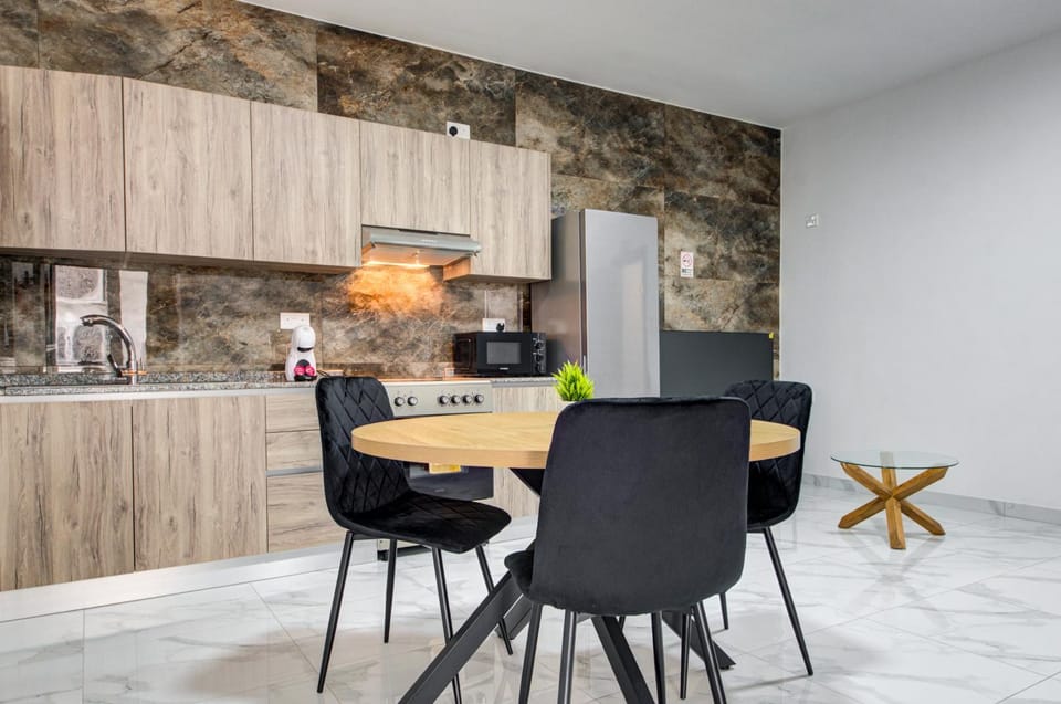 Kitchen or kitchenette, Dining area, minibar, stove