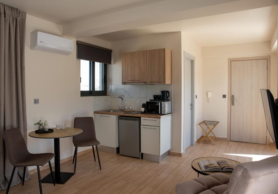 Coffee/tea facilities, Kitchen or kitchenette, Living room, Seating area, Dining area, minibar, stove, air conditioner