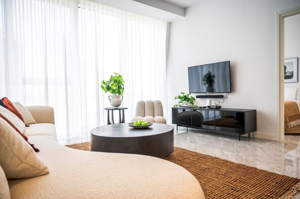 Luxurious Lake View 1BR - Business Bay - Pool - Gym Apartment in Dubai