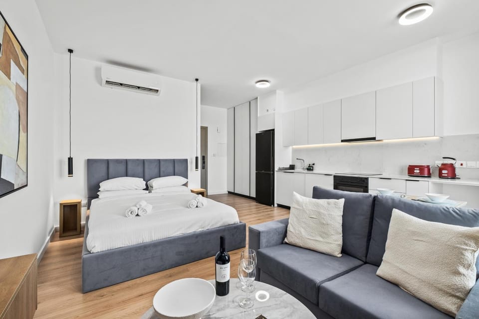Bed, Seating area, air conditioner