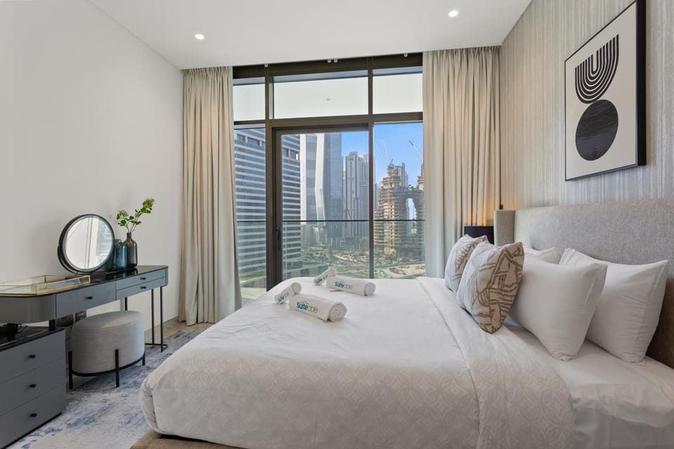 Photo of the whole room, Bedroom, towels