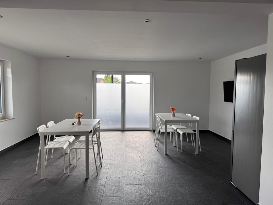 TV and multimedia, Seating area, Dining area