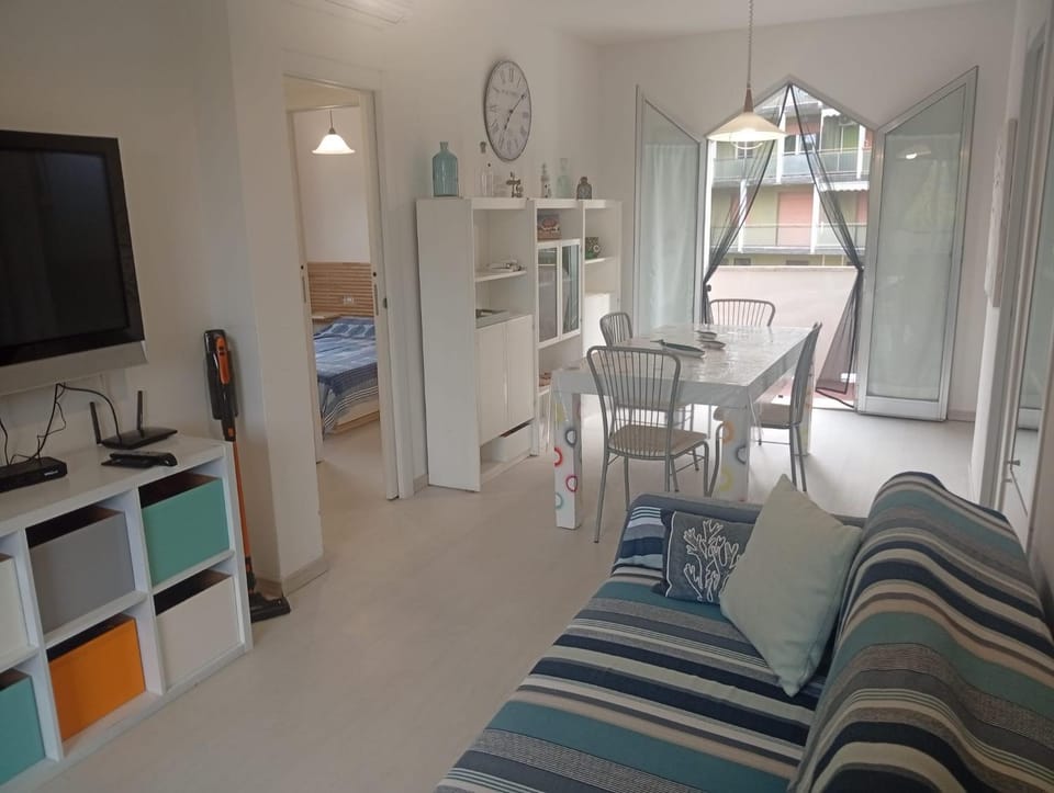 TV and multimedia, Living room, Seating area, Dining area