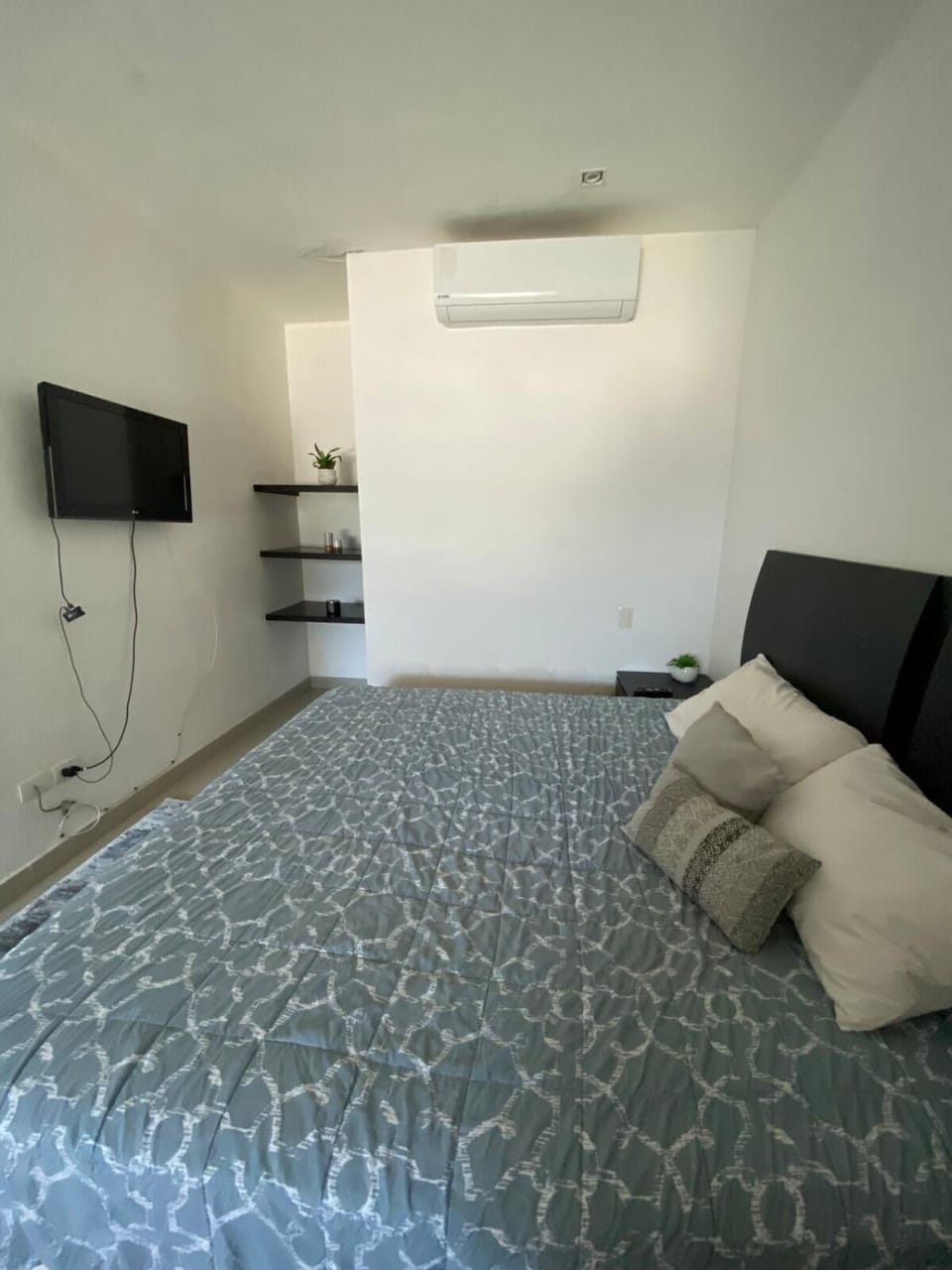 Bed, TV and multimedia, air conditioner
