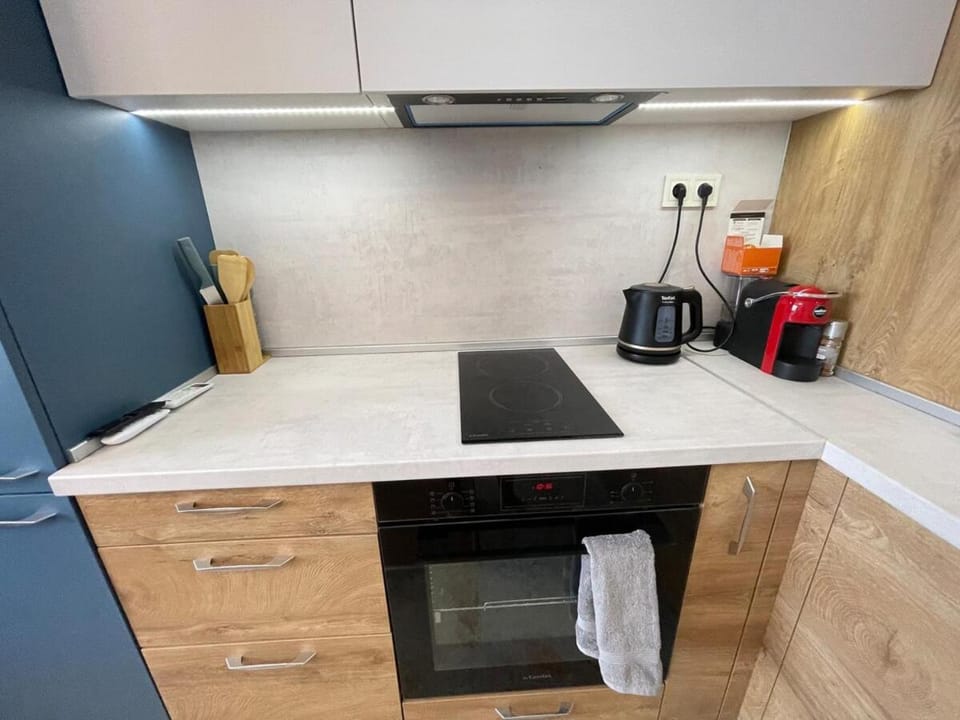 Coffee/tea facilities, Kitchen or kitchenette, stove