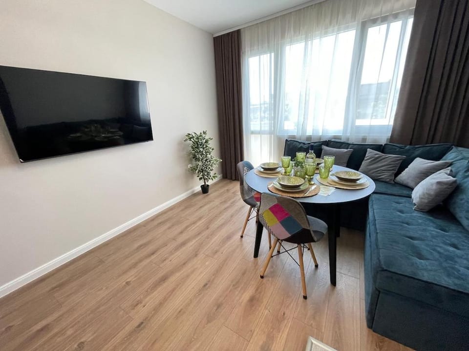 TV and multimedia, Living room, Seating area, Dining area, Evening entertainment