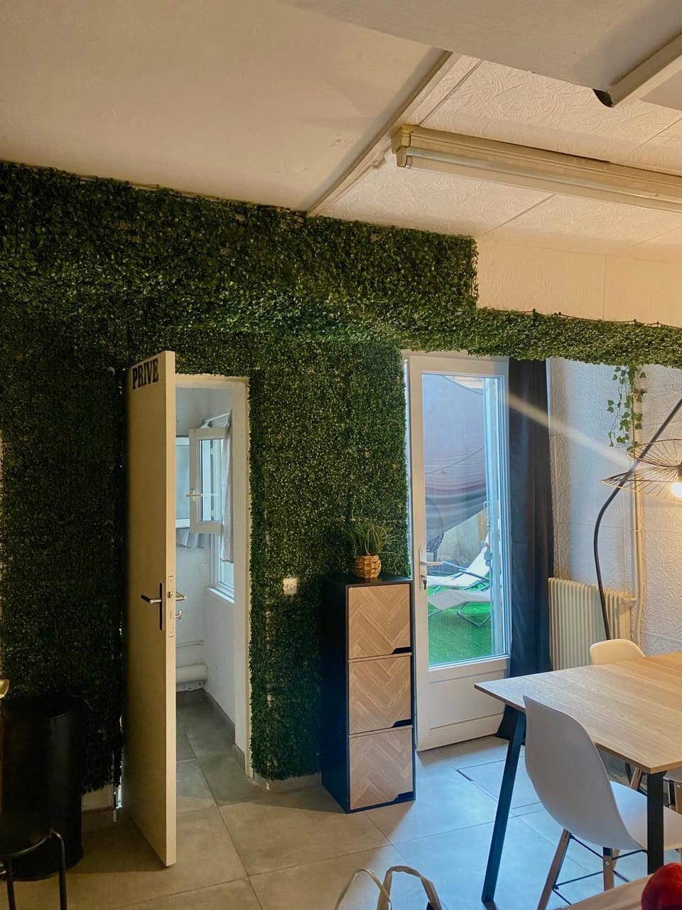 Kitchen or kitchenette, Dining area