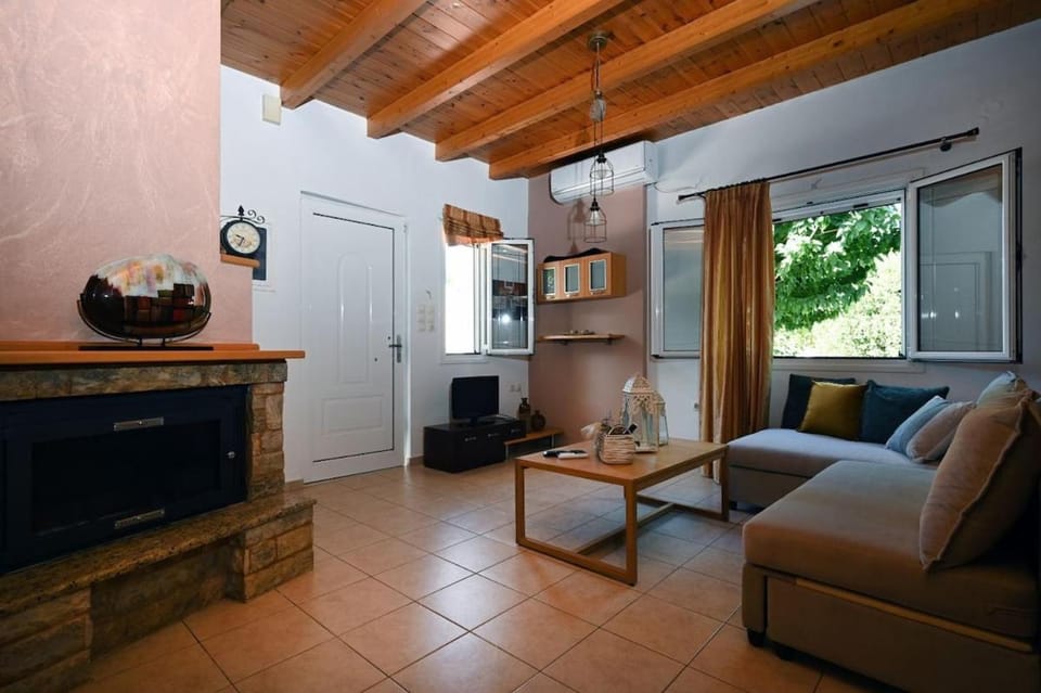 TV and multimedia, Kitchen or kitchenette, Living room, Dining area, stove