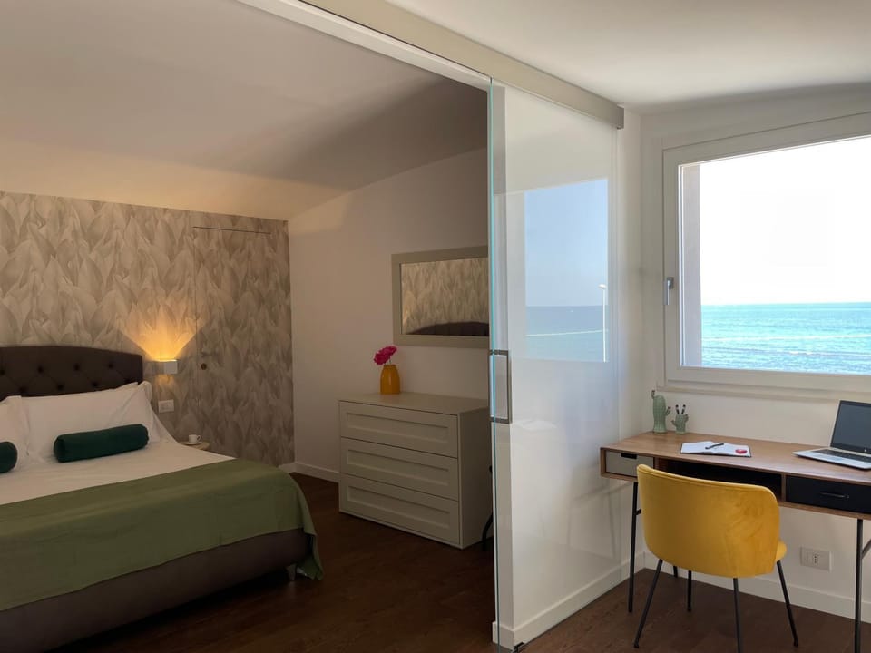 Bed, Photo of the whole room, Bedroom, Sea view