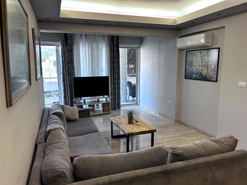 Communal lounge/ TV room, TV and multimedia, Living room, Seating area, Evening entertainment