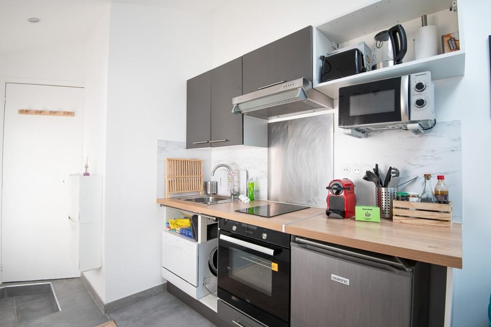 Coffee/tea facilities, oven