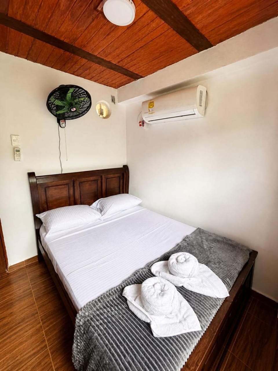 Photo of the whole room, towels, air conditioner