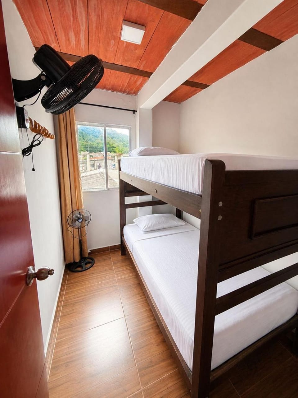 bunk bed, Public Bath