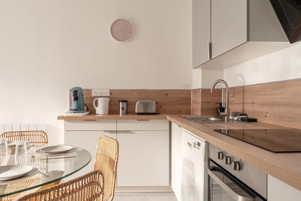 Coffee/tea facilities, Kitchen or kitchenette, dishwasher, stove, toaster