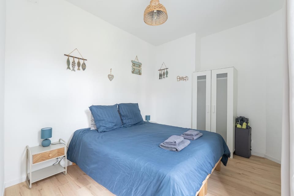 Bed, Photo of the whole room, Bedroom, cot, towels