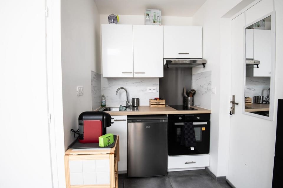 Coffee/tea facilities, oven, stove