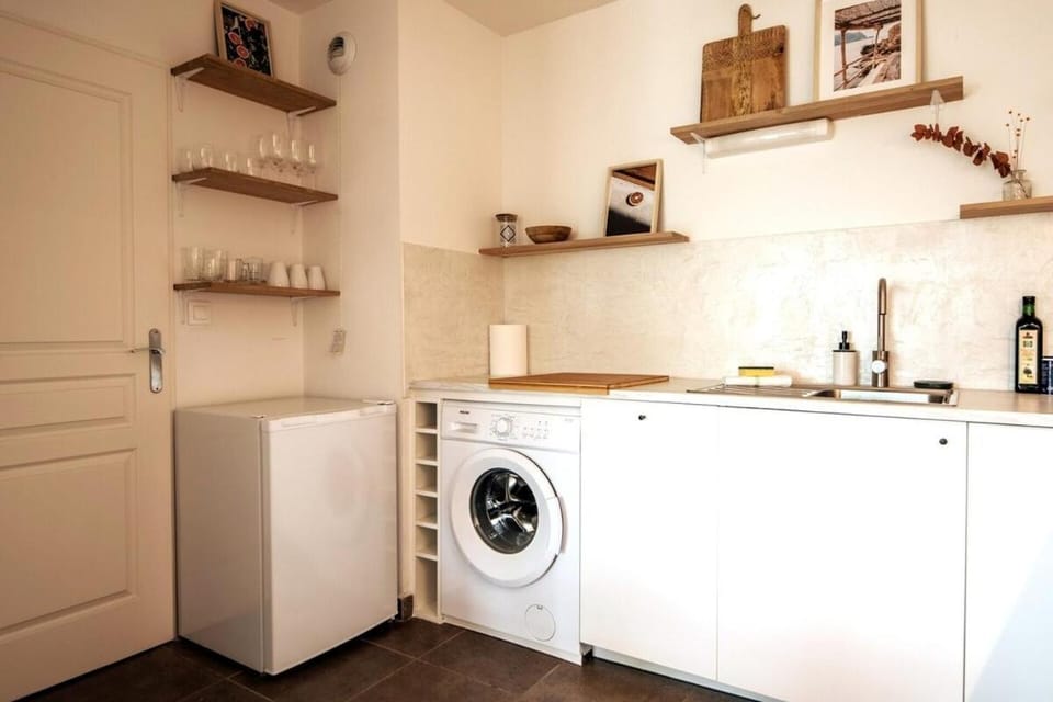 Kitchen or kitchenette, washing machine