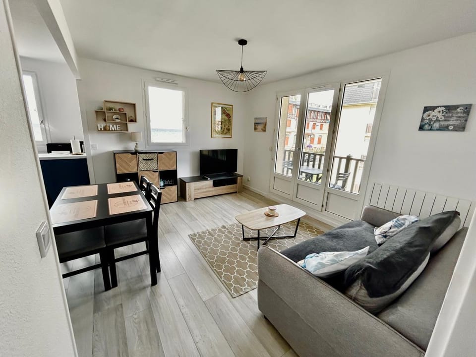 TV and multimedia, Living room, Seating area, Dining area